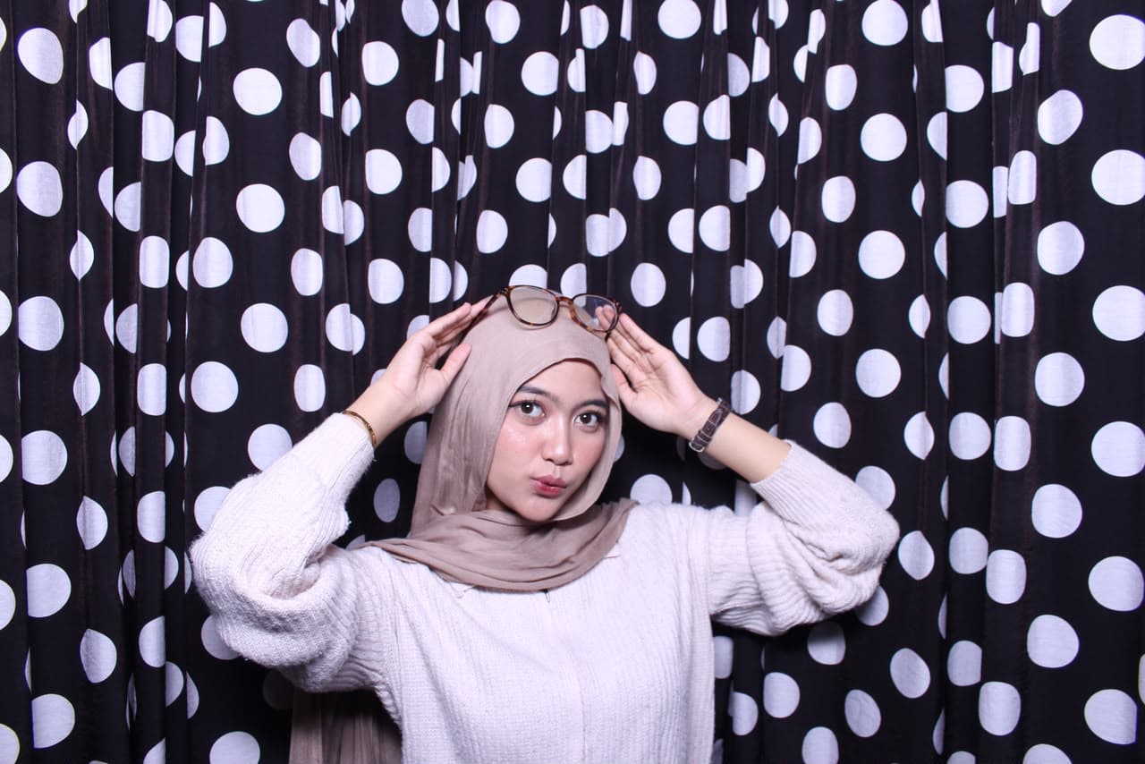 Curtain Polkadot Black Booth 