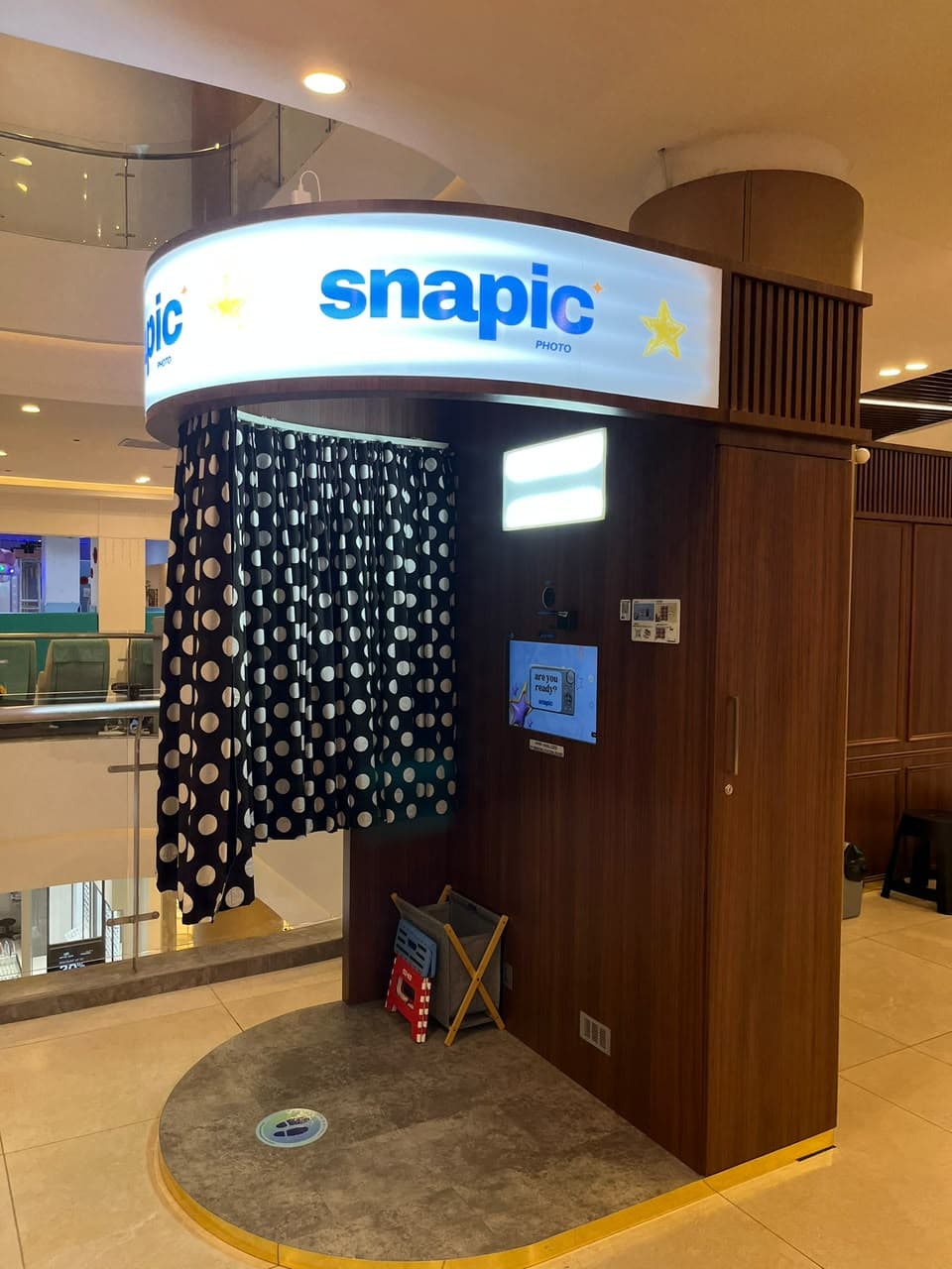 Curtain Polkadot Black Booth